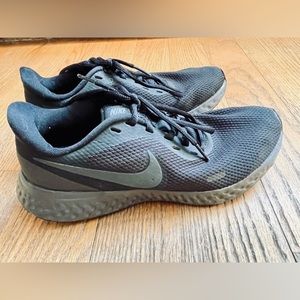 Women’s Nike revolution black running/training sneakers size 8